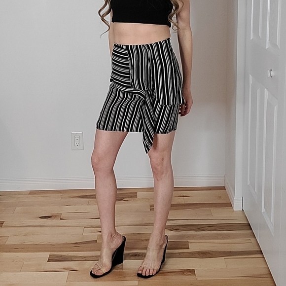 Zara asymmetric lightweight skirt - Picture 3 of 14